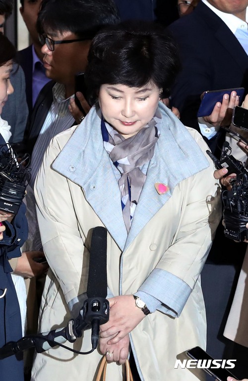 【서울=뉴시스】조성봉 기자 = 딸 서연 양의 사망에 대한 의혹을 받고 있는 가수 고 김광석의 부인 서해순 씨가 12일 오후 서울 종로구 서울지방경찰청에 조사를 받기 위해 출석하고 있다. 2017.10.12suncho21@newsis.com