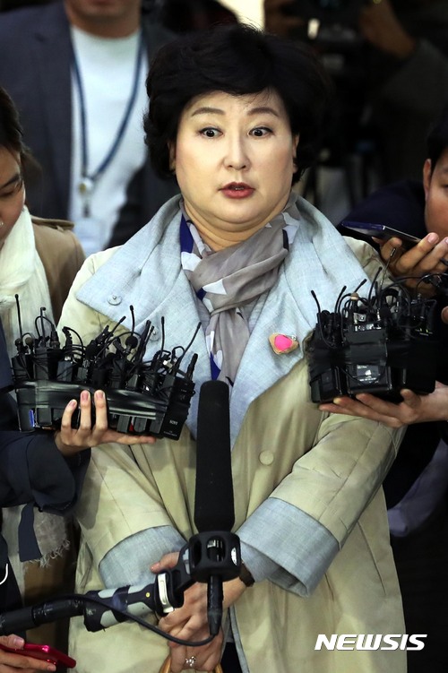 【서울=뉴시스】조성봉 기자 = 딸 서연 양의 사망에 대한 의혹을 받고 있는 가수 고 김광석의 부인 서해순 씨가 12일 오후 서울 종로구 서울지방경찰청에 조사를 받기 위해 출석하며 취재진의 질문에 답변하고 있다.&nbsp; 서 씨는 "김광석과 이혼하고 인연 끊고 싶다"고 말했다. 2017.10.12 suncho21@newsis.com