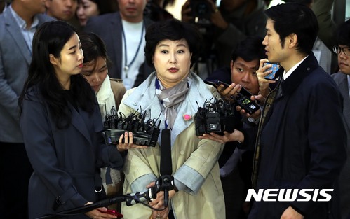 【서울=뉴시스】조성봉 기자 = 딸 서연 양의 사망에 대한 의혹을 받고 있는 가수 고 김광석의 부인 서해순 씨가 12일 오후 서울 종로구 서울지방경찰청에 조사를 받기 위해 출석하며 취재진의 질문에 답변하고 있다.&nbsp; 서 씨는 "김광석과 이혼하고 인연 끊고 싶다"고 말했다. 2017.10.12 suncho21@newsis.com