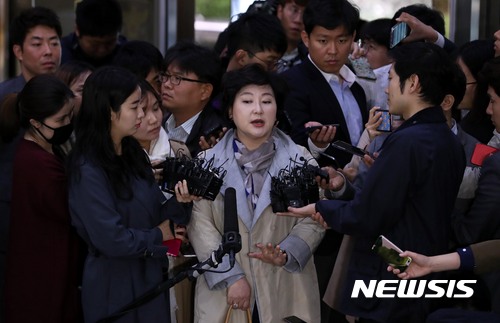 【서울=뉴시스】조성봉 기자 = 딸 서연 양의 사망에 대한 의혹을 받고 있는 가수 고 김광석의 부인 서해순 씨가 12일 오후 서울 종로구 서울지방경찰청에 조사를 받기 위해 출석하며 취재진의 질문에 답변하고 있다. 2017.10.12 suncho21@newsis.com