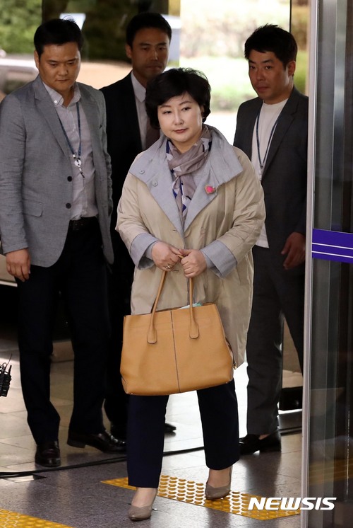 【서울=뉴시스】조성봉 기자 = 딸 서연 양의 사망에 대한 의혹을 받고 있는 가수 고 김광석의 부인 서해순 씨가 12일 오후 서울 종로구 서울지방경찰청에 조사를 받기 위해 출석하고 있다. 2017.10.12suncho21@newsis.com