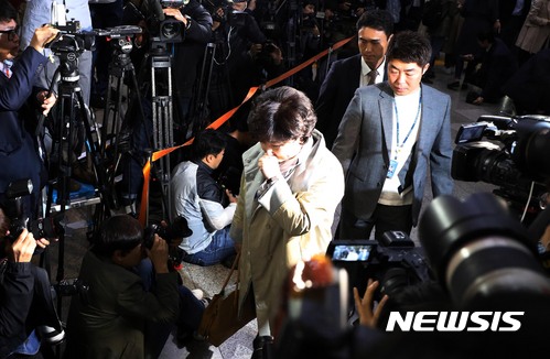 【서울=뉴시스】조성봉 기자 = 딸 서연 양의 사망에 대한 의혹을 받고 있는 가수 고 김광석의 부인 서해순 씨가 12일 오후 서울 종로구 서울지방경찰청에 조사를 받기 위해 출석하고 있다. 2017.10.12 suncho21@newsis.com