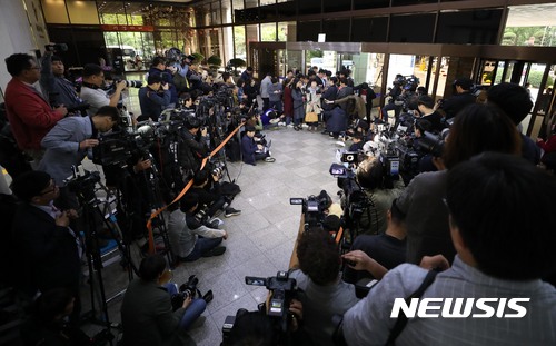 【서울=뉴시스】조성봉 기자 = 딸 서연 양의 사망과 관련한 의혹을 받고 있는 가수 고 김광석의 부인 서해순 씨가 12일 오후 서울 종로구 서울지방경찰청에 조사를 받기 위해 출석하며 취재진의 질문에 답변하고 있다. 2017.10.12suncho21@newsis.com