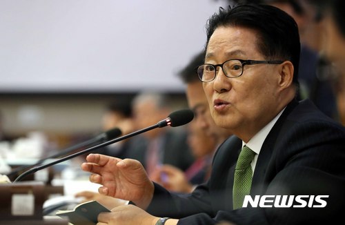 【서울=뉴시스】고범준 기자 = 12일 오후 서울 서초구 대법원 대회의실에서 열린 국회 법제사법위원회 대법원과 법원행정처 등에 대한 국정감사에서 박지원 국민의당 전 대표가 질의를 하고 있다. 2017.10.12. bjko@newsis.com