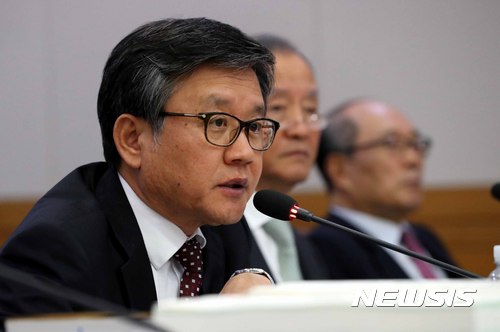 【서울=뉴시스】고범준 기자 = 김창보 법원행정처 차장이 12일 오후 서울 서초구 대법원 대회의실에서 열린 국회 법제사법위원회 대법원과 법원행정처 등에 대한 국정감사에서 위원의 질의에 답변하고 있다. 2017.10.12.&nbsp; bjko@newsis.com