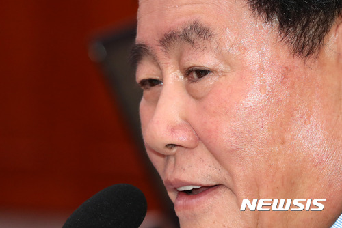 【서울=뉴시스】배훈식 기자 = 2017년도 국정감사가 시작된 12일 오후 서울 여의도 국회 외교통일위원회 회의실에서 열린 외교부 국감에 참석한 최경환 자유한국당 의원이 땀을 흘리며 질의하고 있다. 2017.10.12. dahora83@newsis.com