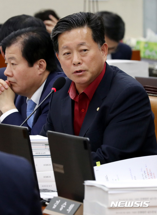 【서울=뉴시스】박영태 기자 = 12일 서울 영등포구 여의도 국회에서 진행된 보건복지위원회 보건복지부(질병관리본부 포함) 국정감사에서 김명연 의원이 질의하고 있다. 2017.10.12. since1999@newsis.com