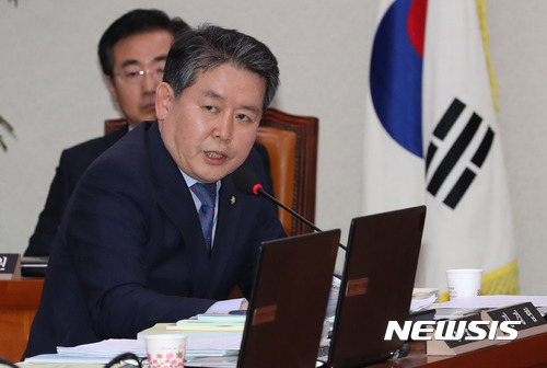 【서울=뉴시스】배훈식 기자 = 2017년도 국정감사가 시작된 12일 오후 서울 여의도 국회 외교통일위원회 회의실에서 열린 외교부 국감에 참석한 김경협 더불어민주당 의원이 질의하고 있다. 2017.10.12. dahora83@newsis.com
