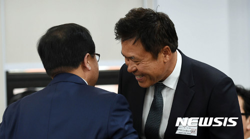 【과천=뉴시스】이정선 기자 = 과학정보기술통신부의 2017 국정감사가 시작된 12일 오후 경기 과천 정부청사 과학정보기술통신부에서 SK텔레콤 박정호 사장이 유영민 과학기술정보통신부 장관과 인사를 하고 있다. 2017.10.12. ppljs@newsis.com