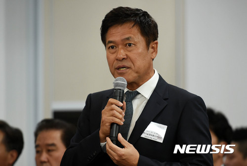 【과천=뉴시스】이정선 기자 = 과학정보기술통신부의 2017 국정감사가 시작된 12일 오후 경기 과천 정부청사 과학정보기술통신부에서 SK텔레콤 박정호 사장이 참석 위원의 질의에 답하고 있다. 2017.10.12. ppljs@newsis.com