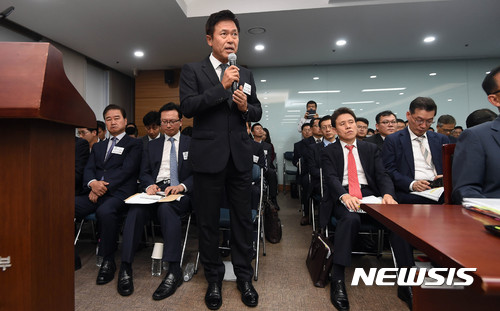 【과천=뉴시스】이정선 기자 = 과학정보기술통신부의 2017 국정감사가 시작된 12일 오후 경기 과천 정부청사 과학정보기술통신부에서 SK텔레콤 박정호 사장이 참석 위원의 질의에 답하고 있다. 2017.10.12. ppljs@newsis.com