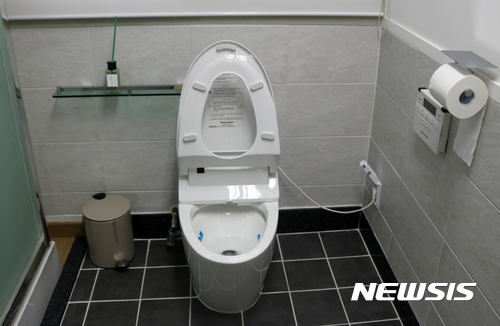 【서울=뉴시스】박진희 기자 = 조윤선 전 문화체육관광부 장관이 재임 당시 서울 출장 등 경우에만 잠시 머무는 서울사무소에 장관 전용 화장실을 만들어 이용했던 것으로 확인됐다. 13일 국회 교육문화체육관광위원회 소속 전재수 더불어민주당 의원 국정감사 자료에 따르면 "문화체육관광부는 조 전 장관이 취임하자 서울사무소 기존 공용 화장실과 붙어 있던 직원용 체력단련실을 폐쇄한 뒤 수도공사를 거쳐 여성용 변기와 샤워부스를 설치했다"고 밝혔다.조 전 장관 전임 장관들은 같은층에 위치한 공용 화장실을 직원들과 함께 사용했다. 한편 박 전 대통령도 재임 당시 인천시청을 방문하기 전 청와대 측이 기존 변기를&nbsp; 뜯고 새것을 설치한 사실이 폭로돼 '변기공주'라는 오명을 썼다. 2017.10.13. (사진=전재수 의원실 제공)photo@newsis.com