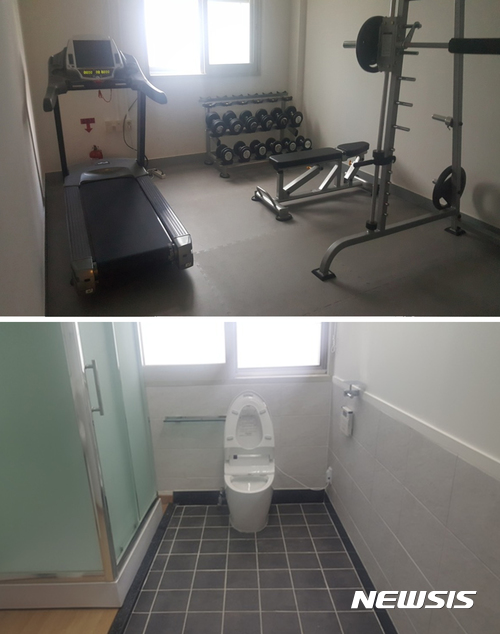  【서울=뉴시스】박진희 기자 = 조윤선 전 문화체육관광부 장관이 재임 당시 서울 출장 등 경우에만 잠시 머무는 서울사무소에 장관 전용 화장실을 만들어 이용했던 것으로 확인됐다. 13일 국회 교육문화체육관광위원회 소속 전재수 더불어민주당 의원 국정감사 자료에 따르면 "문화체육관광부는 조 전 장관이 취임하자 서울사무소 기존 공용 화장실과 붙어 있던 직원용 체력단련실을 폐쇄한 뒤 수도공사를 거쳐 여성용 변기와 샤워부스를 설치했다"고 밝혔다.조 전 장관 전임 장관들은 같은층에 위치한 공용 화장실을 직원들과 함께 사용했다. 한편 박 전 대통령도 재임 당시 인천시청을 방문하기 전 청와대 측이 기존 변기를 뜯고 새것을 설치한 사실이 폭로돼 '변기공주'라는 오명을 썼다. 2017.10.13. (사진=전재수 의원실 제공)photo@newsis.com