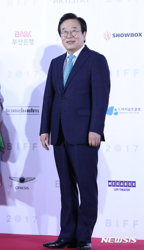 【부산=뉴시스】권현구 기자 = 서병수 부산시장이 12일 오후 부산 해운대구 영화의전당에서 열린 '제22회 부산국제영화제 개막식'에 참석해 포토타임을 갖고 있다. 2017.10.12. stoweon@newsis.com