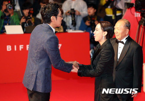 【부산=뉴시스】 하경민 기자 = 제22회 부산국제영화제가 화려한 막을 열고 열흘 간의 항해를 시작했다. 12일 오후 부산 해운대구 영화의전당에서 22회 부산국제영화제 개막식에 참석한 강수연 영화제 집행위원장과 김동호 이사장이 참석배우들을 맞이하고 있다.올해 영화제는 개막작 신수원 감독의 '유리정원'을 시작으로 21일까지 부산지역 5개 극장의 32개 상영관에서 75개국 298편의 작품을 상영한다. 2017.10.12. yulnetphoto@newsis.com