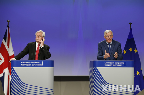 【브뤼셀=신화/뉴시스】 10월12일 브뤼셀 유럽연합 본부에서 5차 브렉시트 협상을 마치고 열린 공동 기자회견에서 영국의 데이비드 데이비스 담당장관(왼쪽)이 EU의 미셀 바르니에 대표의 답변을 이어폰으로 듣고 있다. 2017. 10. 12.