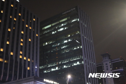 【서울=뉴시스】 지난 9월 26일 서울시 구로구에 위치한 넷마블게임즈 본사에서 직원들이 야근을 하고 있다. 넷마블게임즈는 이 건물 9~20층을 사용하고 있다. 자정이 가까운 시간임에도 대부분의 층에 환하게 불이 켜져있다.(사진=더불어민주당 신창현 의원실 제공)