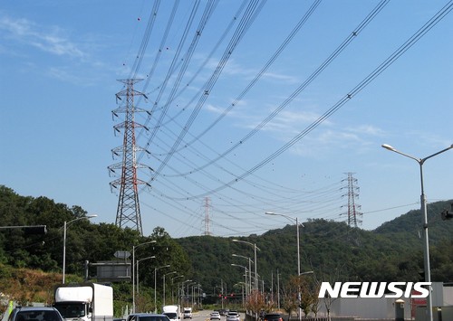 【시흥=뉴시스】이종일 기자 = 장현지구 중심부에 지상으로 설립돼 있는 송전선, 송전탑이다. 2017.10.13. lji22356@newsis.com