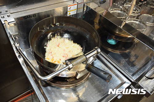 【서울=뉴시스】 일본 산에이(三栄)코퍼레이션'이 개발한 볶음밥 만드는 로봇의 모습. (사진출처: 일본 주간 이코노믹스) 2017.10.13. 