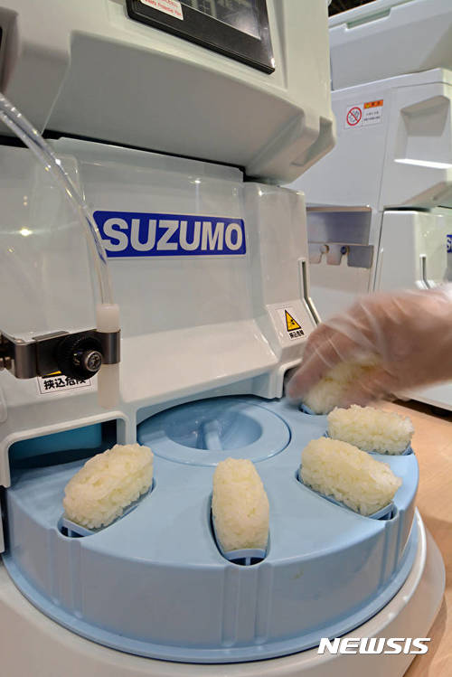 【서울=뉴시스】 일본 스즈모(鈴茂)기공이 개발한 초밥 만드는 로봇.(사진출처: 일본 주간 이코노믹스) 2017.10.13. 