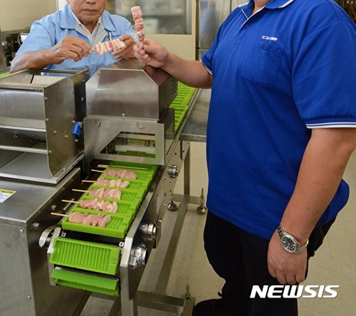  【서울=뉴시스】 일본 '고지마 기연'이라는 업체가 만든 꼬치 꿰는 로봇. (사진출처: 일본 주간 이코노믹스) 2017.10.13. 