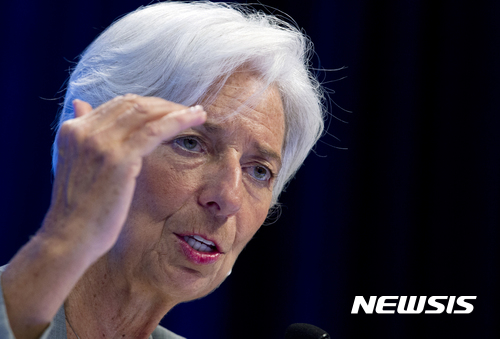 【워싱턴=AP/뉴시스】크리스틴 라가르드 국제통화기금(IMF) 총재가 12일(현지시간) 워싱턴에서 기자회견을 갖고 있다. 2017.10. 13 