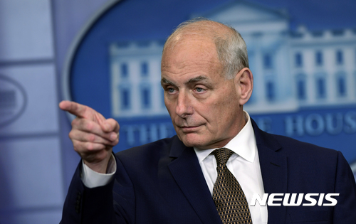  【워싱턴=AP/뉴시스】 존 켈리 백악관 비서실장이 12일(현지시간) 미국 워싱턴 백악관에서 기자들에게 브리핑을 하고 있다. 2017.10.13. 