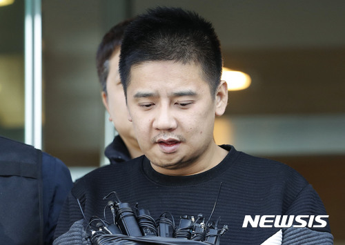 【서울=뉴시스】최동준 기자 = 여중생을 살해하고 사체를 유기한 혐의를 받고 있는 '어금니아빠' 이영학 씨가 13일 오전 서울 중랑경찰서에서 검찰로 송치되고 있다. 2017.10.13. photocdj@newsis.com