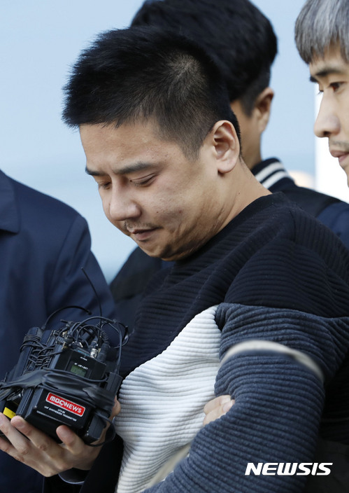 【서울=뉴시스】최동준 기자 = 여중생을 살해하고 사체를 유기한 혐의를 받고 있는 '어금니아빠' 이영학 씨가 13일 오전 서울 중랑경찰서에서 검찰로 송치되고 있다. 2017.10.13.&nbsp; photocdj@newsis.com