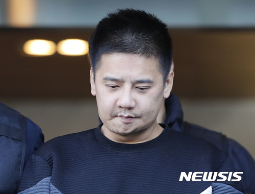 【서울=뉴시스】최동준 기자 = 여중생을 살해하고 사체를 유기한 혐의를 받고 있는 '어금니아빠' 이영학 씨가 13일 오전 서울 중랑경찰서에서 검찰로 송치되고 있다. 2017.10.13.&nbsp; photocdj@newsis.com 