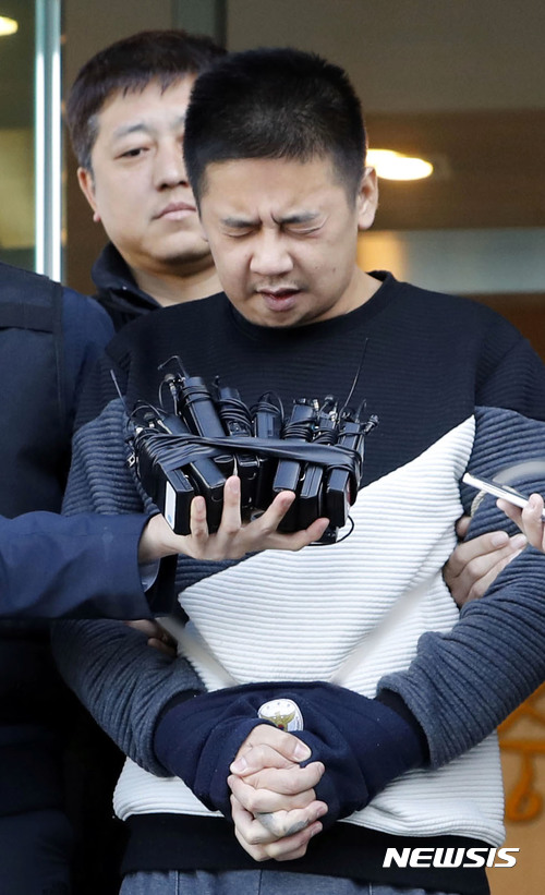 【서울=뉴시스】최동준 기자 = 여중생을 살해하고 사체를 유기한 혐의를 받고 있는 '어금니아빠' 이영학 씨가 13일 오전 서울 중랑경찰서에서 검찰로 송치되고 있다. 2017.10.13. photocdj@newsis.com
