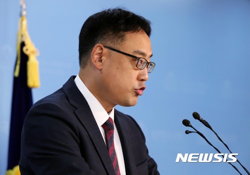 【서울=뉴시스】홍효식 기자 = 변희재 미디어워치 대표고문이 자난해 10월 서울 여의도 국회 정론관에서 JTBC 손석희 사장 무고죄 고소 관련 기자회견을 하고 있다. 2017.10.13. yesphoto@newsis.com