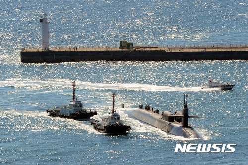 【부산=뉴시스】 하경민 기자 = 세계에서 가장 큰 잠수함 중 하나인 미국 해군 핵추진 잠수함인 '미시간함'(SSGN-727·1만8750t급)이 13일 오전 부산 남구 해군작전사령부 부산작전기지에 입항하고 있다. 오하이오급 잠수함인 미시간함은 길이 170m, 폭 12.8m 크기이며, 150여 명의 승조원이 탑승하고 있다. 이 잠수함은 최장 3개월 동안 부상하지 않고 수중에서 작전이 가능하며, 특히 최대 1600㎞ 떨어진 목표물을 요격할 수 있는 토마호크 미사일을 150여 발을 탑재할 수 있는 것으로 알려졌다. 2017.10.13. yulnetphoto@newsis.com