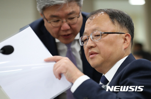 【세종=뉴시스】강종민 기자 = 13일 오후 정부세종2청사에서 열린 국회 기획재정위원회의 국세청에 대한 국정감사에서 한승희 국세청장이 관계직원들과 답변자료를 논의하고 있다. 2017.10.13. ppkjm@newsis.com