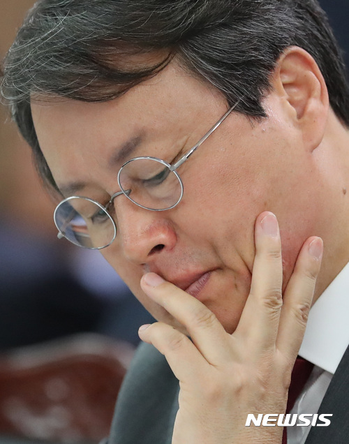 【세종=뉴시스】강종민 기자 = 13일 오후 정부세종청사에서 열린 국회 교육문화체육관광위의 문화체육관광부에 대한 국정감사에서 도종환 장관이 답변자료를 살펴보고 있다. 2017.10.13. ppkjm@newsis.com