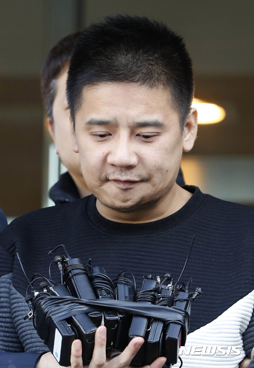 【서울=뉴시스】최동준 기자 = 여중생을 살해하고 사체를 유기한 혐의를 받고 있는 '어금니아빠' 이영학 씨가 13일 오전 서울 중랑경찰서에서 검찰로 이송되고 있다. 2017.10.14. photocdj@newsis.com