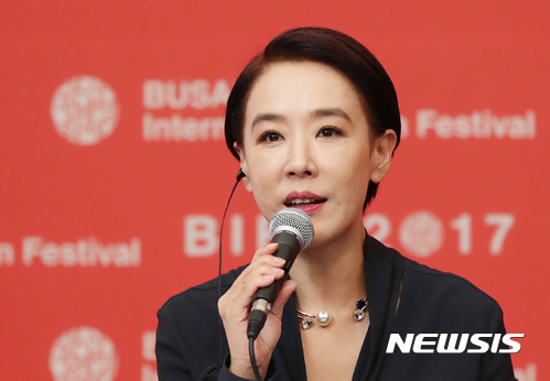 【부산=뉴시스】김진아 기자 = 강수연 집행위원장이 13일 부산 해운대구 영화의전당 두레라움홀에서 열린 갈라프레젠테이션 ‘나라타주’ 기자회견에서 인사말을 하고 있다. 2017.10.13. bluesoda@newsis.com