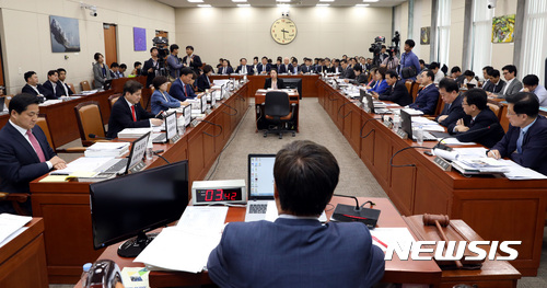 【서울=뉴시스】박영태 기자 = 13일 서울 영등포구 여의도 국회에서 진행된 과학기술정보방송통신위원회의 방송통신위원회·방송통신심의위원회·시청자미디어재단 오후 국감이 신상진 의원장의 주재로 열리고 있다. 2017.10.13.since1999@newsis.com