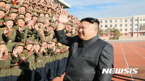 【서울=뉴시스】 북한 조선중앙TV는 김정은 노동당 위원장이 창립 70주년을 맞은 만경대혁명학원을 축하방문했다고 13일 보도했다.&nbsp; 이날 방문에는 당중앙위원회 정치국 후보위원이 된 김정은 위원장의 여동생 김여정과 최룡해 당중앙위원회 부위원장, 리일환·김용수 당 부장, 김여정·조용원 당 부부장이 동행했다. 2017.10.13. (출처=조선중앙TV 캡쳐)&nbsp; photo@newsis.com