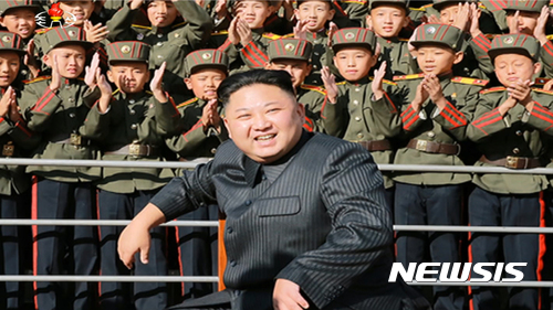 【서울=뉴시스】 북한 조선중앙TV는 김정은 노동당 위원장이 창립 70주년을 맞은 만경대혁명학원을 축하방문했다고 13일 보도했다. 이날 방문에는 당중앙위원회 정치국 후보위원이 된 김정은 위원장의 여동생 김여정과 최룡해 당중앙위원회 부위원장, 리일환·김용수 당 부장, 김여정·조용원 당 부부장이 동행했다. 2017.10.13. (출처=조선중앙TV 캡쳐) photo@newsis.com