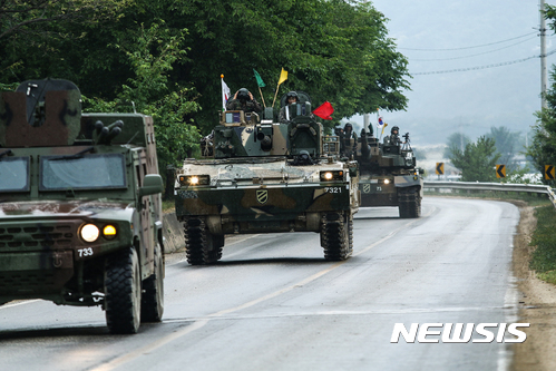 【서울=뉴시스】 육군 제7군단은 오는 30일부터 11월 9일까지 경기, 강원, 충북일대에서 2017년 호국훈련을 실시한다고 13일 밝혔다.&nbsp; 이번 훈련기간 동안 훈련지역 일부 도로를 이용하여 전차·장갑차·자주포 등을 비롯해 일반차량, 많은 병력이 이동하고, 일부 구간에서는 교통 통제소 및 검문소가 운용되며, 훈련기간 중 지역 내에서 수렵행위는 일체 금지된다. 2017.10.13. (사진=육군 11시단 제공)&nbsp; photo@newsis.com