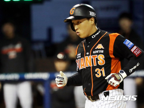 【창원=뉴시스】박주성 기자 = 13일 오후 창원 마산구장에서 열린 2017 KBO리그 롯데 자이언츠 대 NC 다이노스 준플레이오프 4차전, 4회초 노아웃 롯데 손아섭이 솔로 홈런을 치고 있다. 2017.10.13. park7691@newsis.com