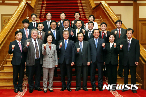 【서울=뉴시스】전신 기자 = 문재인 대통령이 13일 청와대 본관 로비에서 더불어민주당 추미애 대표 등 지도부와 만찬 전 파이팅을 외치며 기념촬영하고 있다. 2017.10.13. (사진=청와대 제공) photo@newsis.com