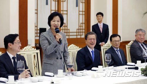 【서울=뉴시스】전신 기자 = 더불어민주당 추이매 대표가 13일 청와대 본관 충무실에서 열린 문재인 대통령-더불어민주당 지도부 만찬에서 인사말을 하고 있다. 2017.10.13. (사진=청와대 제공) photo@newsis.com