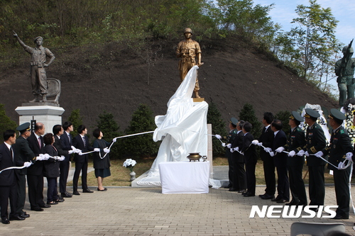 【괴산=뉴시스】천영준 기자 = 충북 괴산의 육군학생군사학교는 14일 학내 추모공원에서 강릉지역 무장공비 침투사건의 영웅인 고 서형원 소령의 동상 제막식을 거행했다고 밝혔다. 2017.10.14. (사진=육군학생군사학교 제공) photo@newsis.com