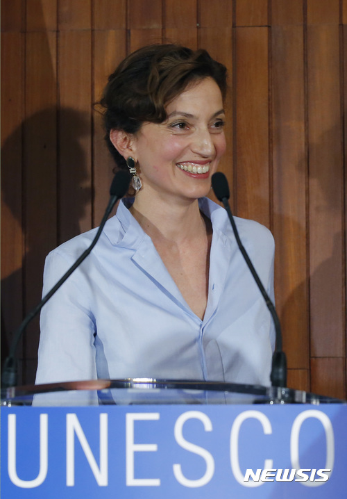 【파리=AP/뉴시스】오드리 아줄레이(45) 전 프랑스 문화부 장관이 유네스코(UNESCO) 차기 사무총장으로 선출됐다. 아줄레이 전 장관은 13일(현지시간) 진행된 유네스코 집행위원회의 6차 결선투표에서 사무총장 자리를 두고 맞붙은 하마드 빈 압둘 알카와리 전 카타르 문화부장관을 30대 28로 꺾었다. 2017.10.14