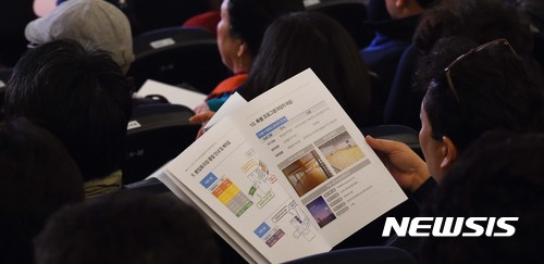 【천안=뉴시스】함형서 기자= 14일 오전 충남 천안시 교보생명 연수원인 계성원에서 열리는 신고리 5·6호기 원전 시민참여 종합토론회에서 시민참여단이 원전에 대한 중단 및 재개 이유에 대한 안내 책자를 보고 있다.. 2017.10.14.foodwork23@newsis.com