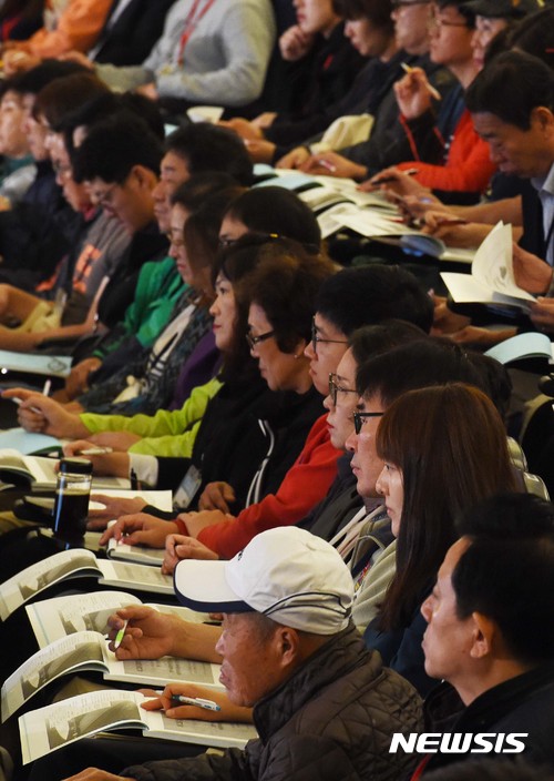 【천안=뉴시스】함형서 기자= 14일 오전 충남 천안시 교보생명 연수원인 계성원에서 열리는 신고리 5·6호기 원전 시민참여 종합토론회에서 시민참여단이 원전에 대한 중단 및 재개 이유에 대한 강연을 듣고 있다. 2017.10.14. foodwork23@newsis.com