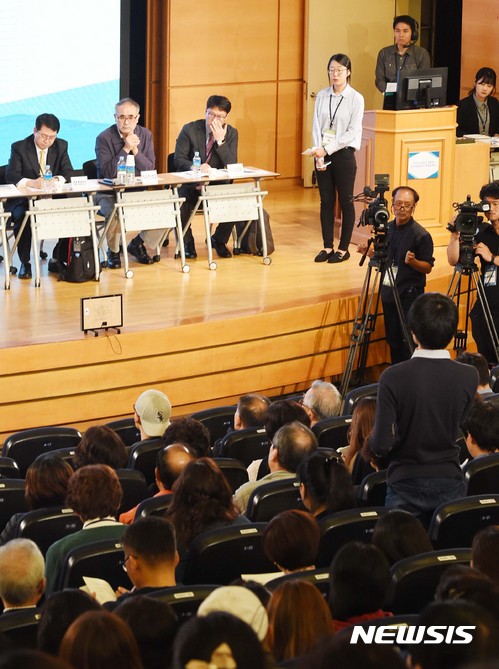 【천안=뉴시스】함형서 기자= 14일 오전 충남 천안시 교보생명 연수원인 계성원에서 열리는 신고리 5·6호기 원전 시민참여 종합토론회에서 시민참여단이 원전 중단 및 재개 이유에 대한 질의·응답을 하고 있다. 2017.10.14.foodwork23@newsis.com