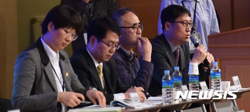 【천안=뉴시스】함형서 기자= 14일 오전 충남 천안시 교보생명 연수원인 계성원에서 열리는 신고리 5·6호기 원전 시민참여 종합토론회에서 이상훈 녹색에너지전략연구소 소장이 원전 중단 이유에 대한 질문자의 질의에 응답을 하고 있다. 2017.10.14.foodwork23@newsis.com